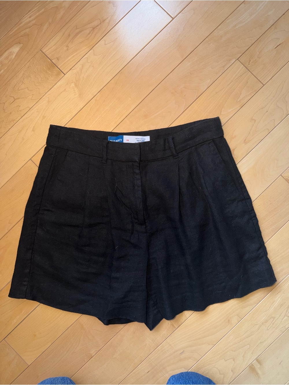 Old Navy extra high rise Taylor pleated linen blend shorts. Size XS.
